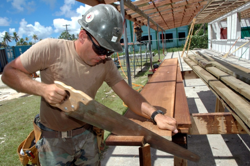 ebeniste-BRIGNOLES-min_worker_construction_building_carpenter_male_job_build_helmet-893290